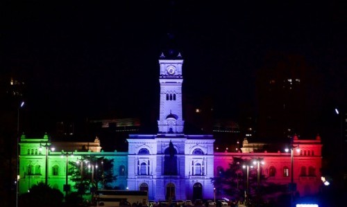 El Palacio Municipal se iluminó de verde, blanco y rojo en homenaje a Italia y sus inmigrantes