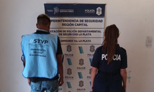 La Plata: detuvieron a “trapitos” que exigían dinero a los vecinos por estacionar sus autos en la vía pública