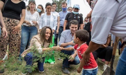 Galmarini participó de la primera plantación de árboles del programa EcoAySA en Moreno