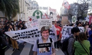 Masiva marcha de antorchas por las universidades