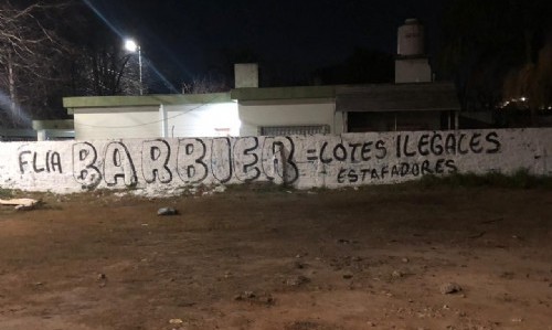 Las paredes platenses hablan: Apuntan a los hermanos Barbier por los desarrollos inmobiliarios “ilegales”