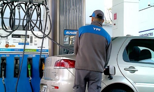 Otro golpe al bolsillo: año nuevo con aumento en los combustibles