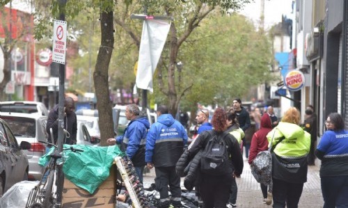 La Plata: Intimaron a los vendedores ambulantes que no retiraron sus puestos en el centro