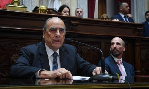 Francos presentó su primer informe de gestión en el Senado