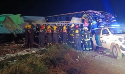 Tragedia en Monte: cuatro muertos y seis heridos graves en un choque frontal entre un micro y un camión