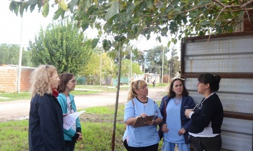 La Plata: el Municipio intensifica la prevención del dengue con descacharreo domiciliario y capacitación