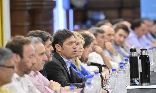 En medio de la crisis, Kicillof reúne a intendentes y apunta contra el ajuste de Milei