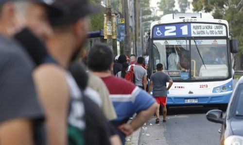 La motosierra no descansa: El Gobierno de Milei anunció otro recorte del subsidio al transporte
