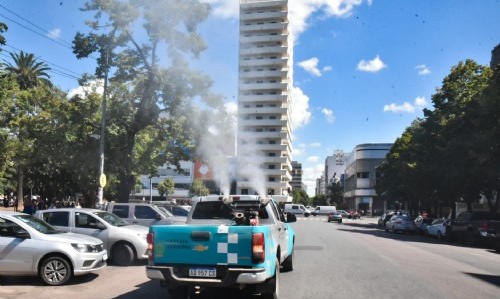 El Municipio de La Plata multiplicó las tareas de fumigación en espacios verdes de alta concentración