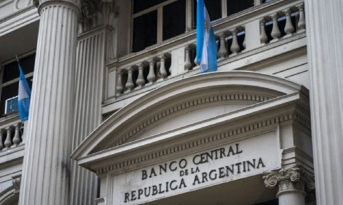Vencimientos de deuda: El BCRA cerró un préstamo por USD 3.000 millones con seis bancos internacionales