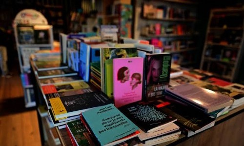 Fuerte rechazo al plan de Milei para eliminar la ley que protege a las librerías